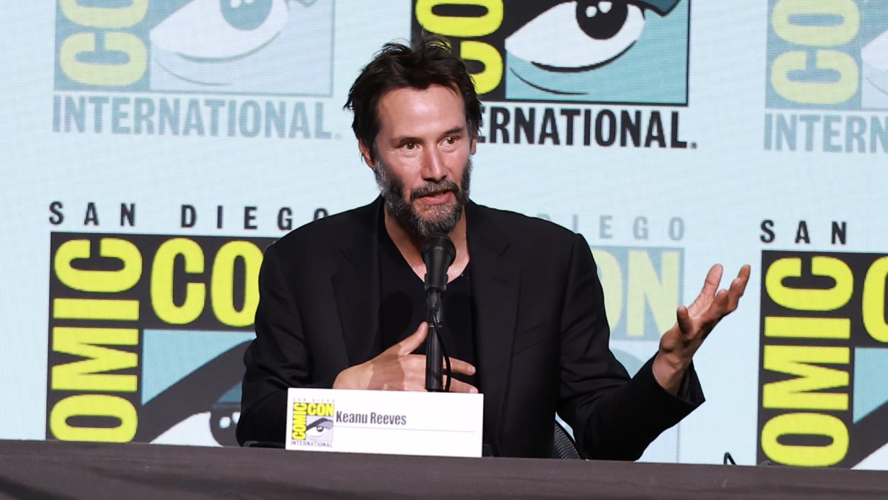 Keanu Reeves Thanks His Mom for “Life, for Storytelling, for Love” at Comic-Con