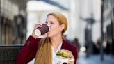 Ist Essen im Gehen tatsächlich ungesund?