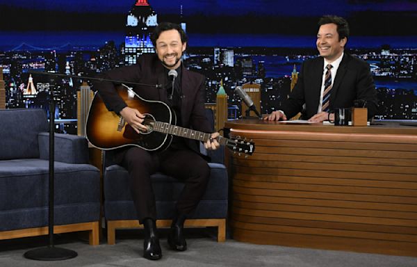 Joseph Gordon-Levitt Serenades His Wife From Miles Away With Taylor Swift ‘Lover’ Cover on ‘Fallon’