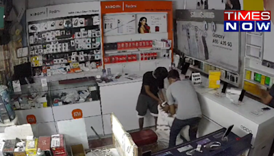 3 AM Robbery In Delhi: 3 Thieves Clear Out Stacks Of High-End Phones Within 4 Minutes- VIDEO