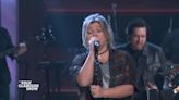 Kelly Clarkson covers Blink-182’s All the Small Things on her show