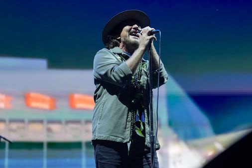 Pearl Jam delivered an even flow of grunge and gratitude at Fenway Park - The Boston Globe