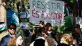 La acampada propalestina toma el interior de la Facultad de Filosofía de la Universitat de València