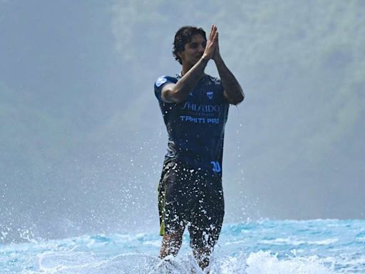 Gabriel Medina viaja rumo ao Tahiti para focar nas Olimpíadas; Charles faz parte da equipe técnica