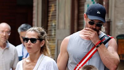 Chris Hemsworth y Elsa Pataky disfrutan de Barcelona en familia: El vídeo del actor haciendo turismo en bici