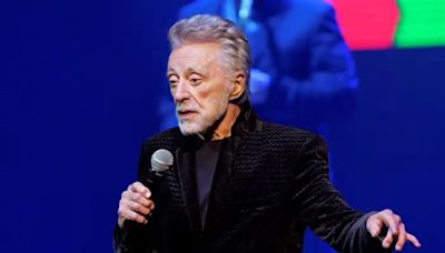 90 AÑOS DE FRANKIE VALLI CON LA IMPRESIONANTE INTEGRAL DE SU OBRA