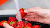 Cómo limpiar las fresas para duren más tiempo en tu heladera - El Diario NY