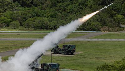 軍武圖輯》威震天際！神弓操演陸劍二、刺針飛彈精準命中 - 自由軍武頻道