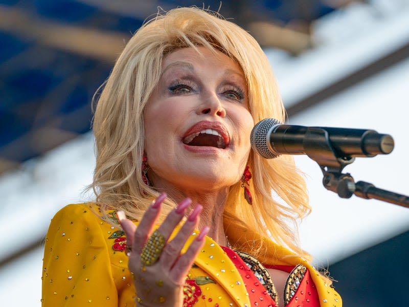 Dolly Parton Reveals Details About Broadway Musical Based On Her Life - WDEF