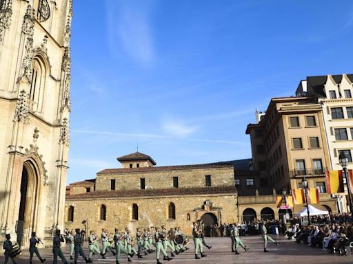 Oviedo responde al toque de corneta: así fue el pasacalles de Bandas Militares