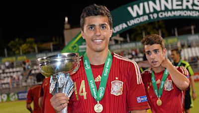 Youth-senior EURO double roll of honour: Gomez, Rodri, Morata aim to join Chiellini, Iniesta, Henry | UEFA Under-19