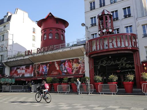 El Moulin Rouge, símbolo de París, amanece sin aspas por primera vez en 135 años