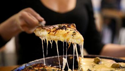 La Argentina Pizzería llegó a Santiago Centro: abrió frente a la Plaza de Armas