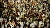 Una multitud silenciosa marcha en Montevideo por los desaparecidos en dictadura