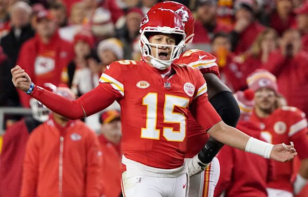 Twitter erupts after controversial no-call on late hit to Patrick Mahomes