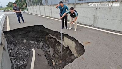 凱米颱風過後⋯屏東萬丹驚見2.4米深天坑！他會勘驚嚇：洞大到能吞車