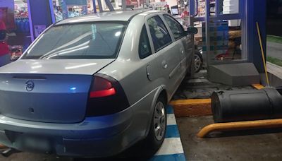 Mujer pierde control de su auto y termina dentro de tienda de conveniencia en Hidalgo