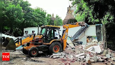 Surat police bulldoze illegal properties of notorious gangster Hashim Siddiqi | Surat News - Times of India