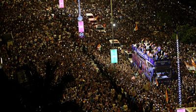 Mumbai: Fans Wait Hours At Wankhede Stadium To Greet Team India