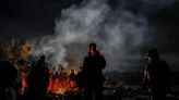 Los migrantes luchan contra los elementos en campamentos al aire libre en el desierto de San Diego