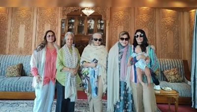 Inside Asha Parekh And BFFs Waheeda Rehman, Helen's Vacation In Srinagar