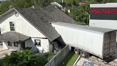 Camión de 18 ruedas se estrella contra una casa en Texas: el conductor murió en el lugar