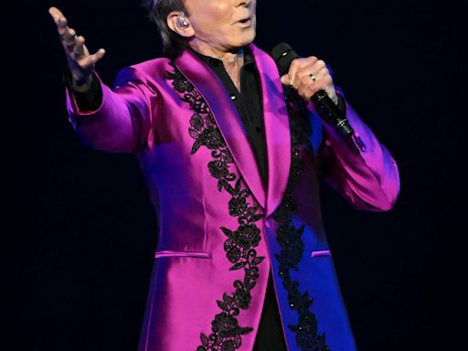 Review: Barry Manilow charms Gainbridge Fieldhouse crowd in final Indianapolis concert