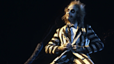 Michael Keaton dice que el director Tim Burton y él están haciendo 'Beetlejuice 2' "exactamente como hicimos la primera película"