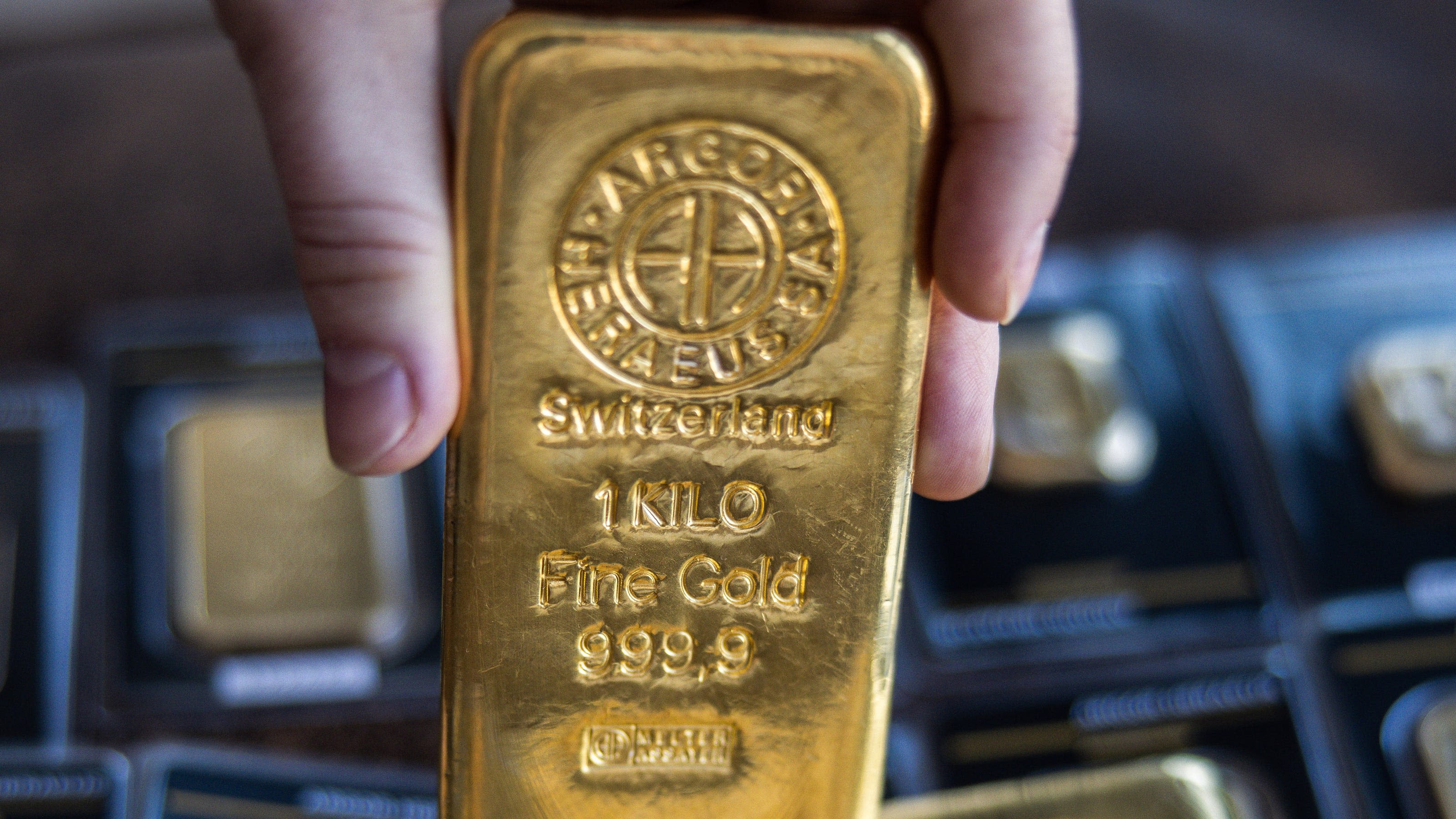 Gold nears record high as traders ramp up bets on Fed rate pivot