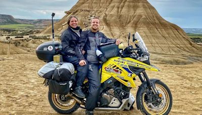 La historia detrás de la pareja más joven en dar la vuelta al mundo en moto