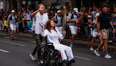 JO de Paris 2024 : ces porteurs de la flamme olympique ont rendu hommage aux journalistes blessés et tués