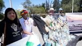 ‘Están destruyendo las costas de Galápagos’, organización ambiental realizó un plantón en reclamo por contaminación de plásticos con etiquetas chinas