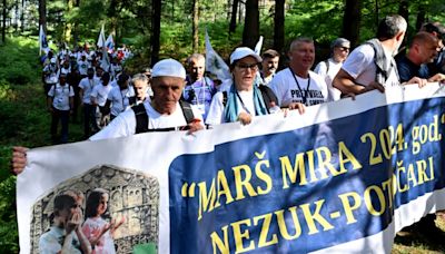 "Pour ne pas oublier", des milliers de personnes cheminent vers Srebrenica