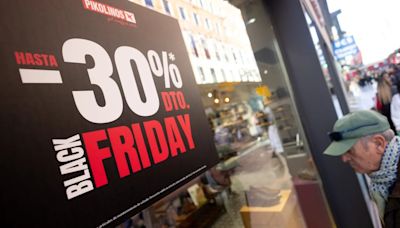 Consumo multa con 90.000 euros las falsas rebajas en el Black Friday: las zapatillas de 30 euros que se ofertan a 30 euros