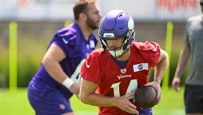 Sam Darnold keeps pressure off Vikings rookie J.J. McCarthy