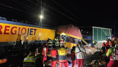 捷克火車相撞事故已致4人死亡 20余人受傷-國際在線