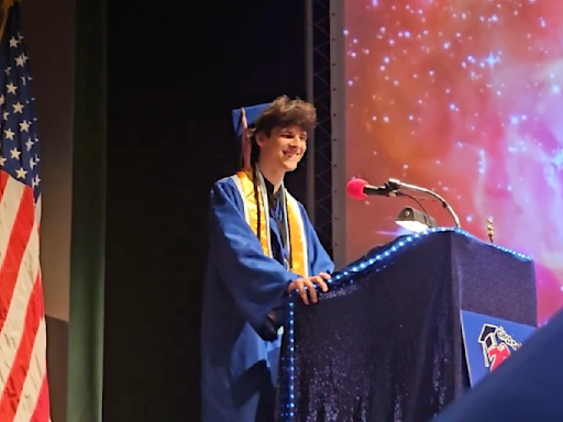 High school valedictorian delivers moving speech following father's funeral
