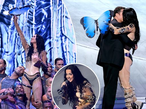 Katy Perry passionately kisses Orlando Bloom as he presents her with VMAs 2024 Video Vanguard Award — and she slips in a sex joke