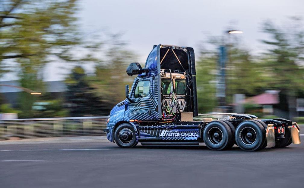 Daimler Truck unveils electric autonomous Class 8 rig - TheTrucker.com