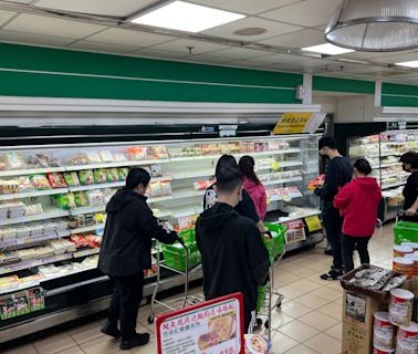 楓康超市還真瘋！整排「10元商品特賣」：青菜、芭樂、砂糖都10元