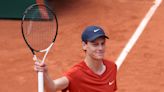 Roland-Garros: Sinner fête sa place de N.1 en fonçant vers sa première demi-finale