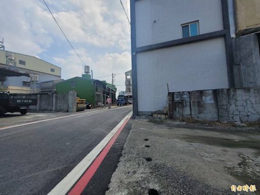 屏東萬丹鄉社中路封路風波 村長質疑違建要求縣府勘查