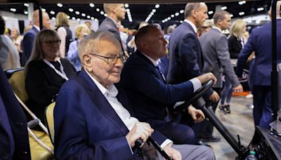 Warren Buffett convierte la junta de Berkshire Hathaway en un homenaje a Charlie Munger