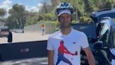 Novak Djokovic aportó su cuota de humor en Roma y salió a firmar autógrafos con un casco después del botellazo recibió
