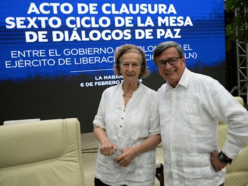 El gobierno de Colombia y el ELN firman en Caracas el primer acuerdo en el proceso de paz