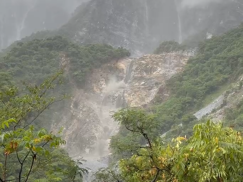 快訊/大雨侵襲！台鐵「崇德—和仁」遭土石流掩埋 雙線暫停行駛