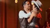 Ángela Aguilar y Christian Nodal se besan en concierto (VIDEO)
