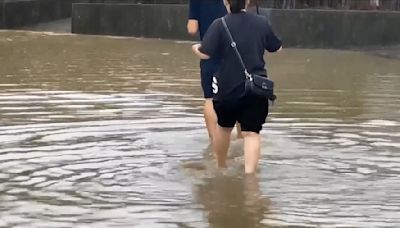 南部間歇性強降雨 車泡水、雷擊中電桿 火鍋店積水