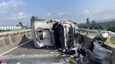 快訊／台64西向三重段BMW撞翻貨車 駕駛送醫搶救不治身亡