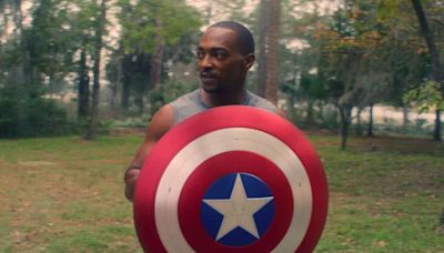 Capitão América 4: Anthony Mackie surge em foto dos bastidores com traje do herói